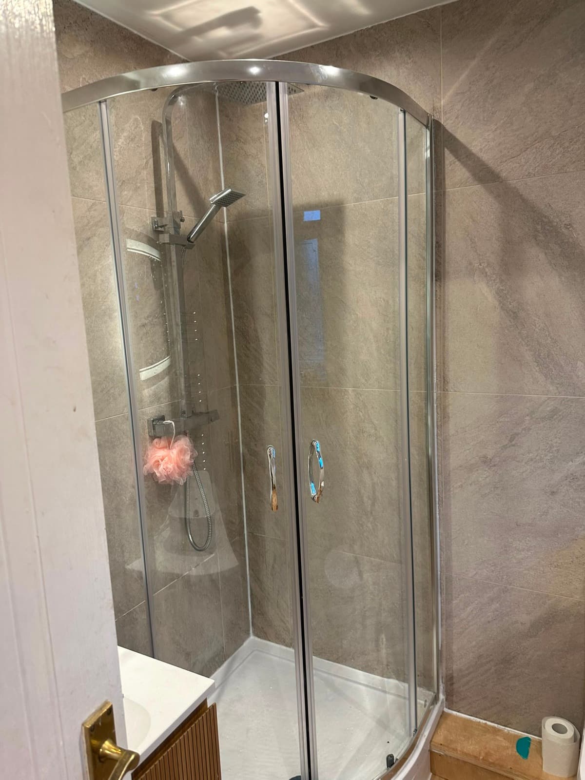 Quadrant shower enclosure
