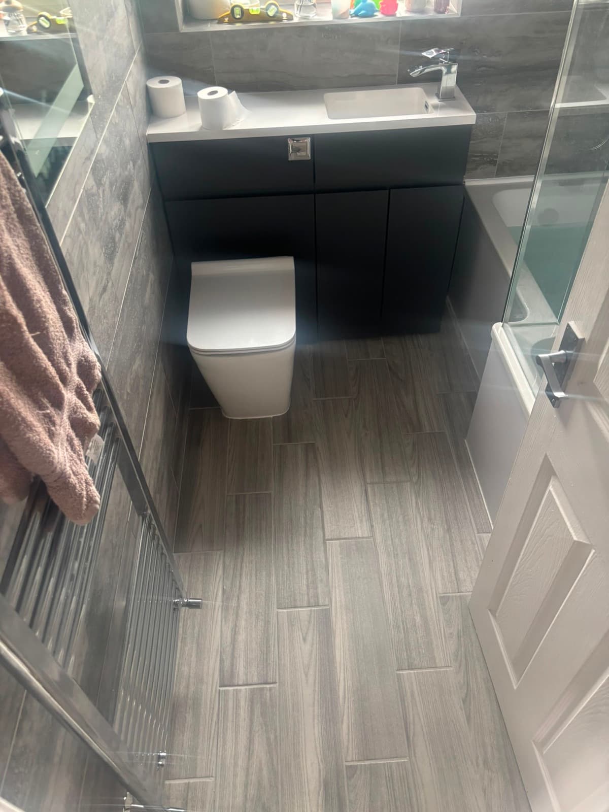 Fitted vanity and WC with a glass screen